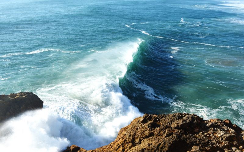 Lee más sobre el artículo Olas gigantes de Nazaré, el lugar donde el surf desafía lo imposible
