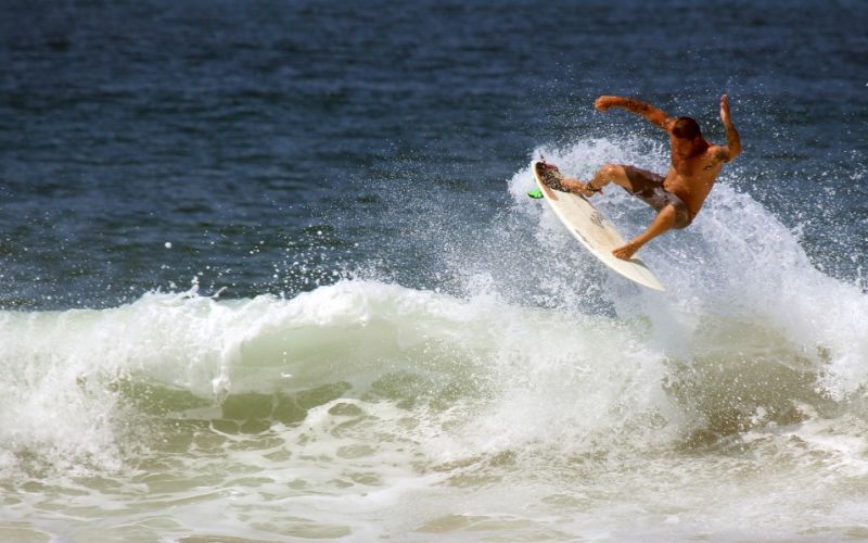 Lee más sobre el artículo ¿Cómo hacer un aéreo en el surf? Guía para volar sobre las olas paso a paso