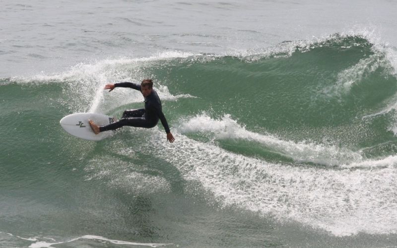 Lee más sobre el artículo ¿Qué es el carving en el surf? ¿Cómo hacer un carving?