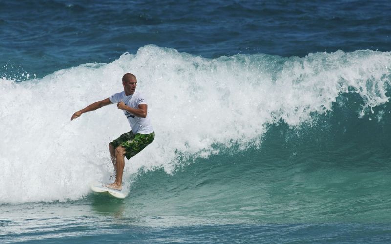 Lee más sobre el artículo ¿Cómo hacer un cutback en el surf? Dominar la maniobra que controla la velocidad y la línea