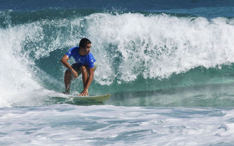 Lee más sobre el artículo ¿Cómo hacer un reentry en el surf? Técnica y posicionamiento