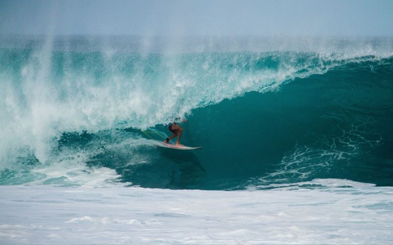 Lee más sobre el artículo ¿Cómo hacer un tubo en el surf?: Técnica, posición y tiempo