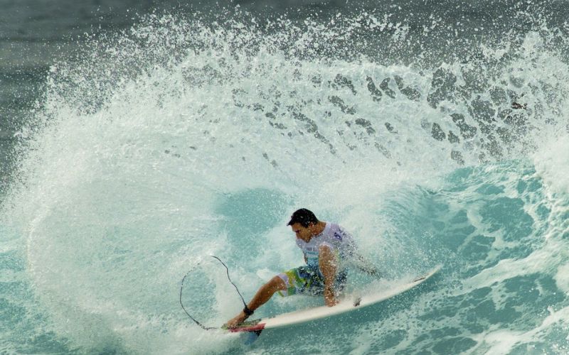 Lee más sobre el artículo ¿Cómo se hace un 360 en el surf? Aprender a girar por completo sin perder la ola