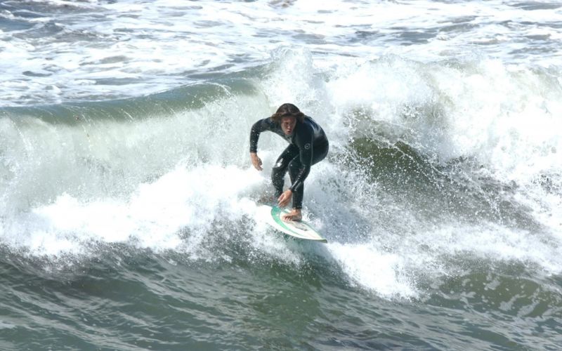 Lee más sobre el artículo El backwash en el surf, cuando la ola choca con su propio reflejo