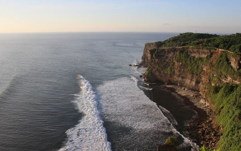 Lee más sobre el artículo Surf en Uluwatu: Entre templos y tubos perfectos